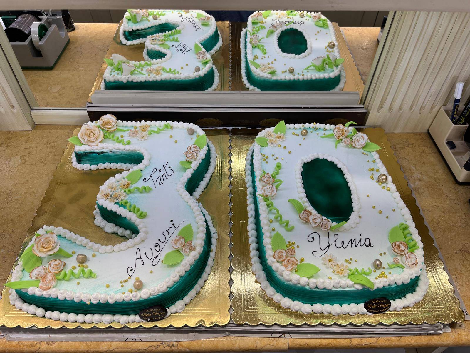 Dettaglio di una torta artigianale decorata