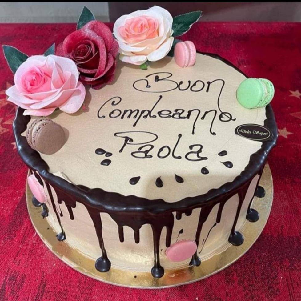 Torta decorata con panna e frutta fresca