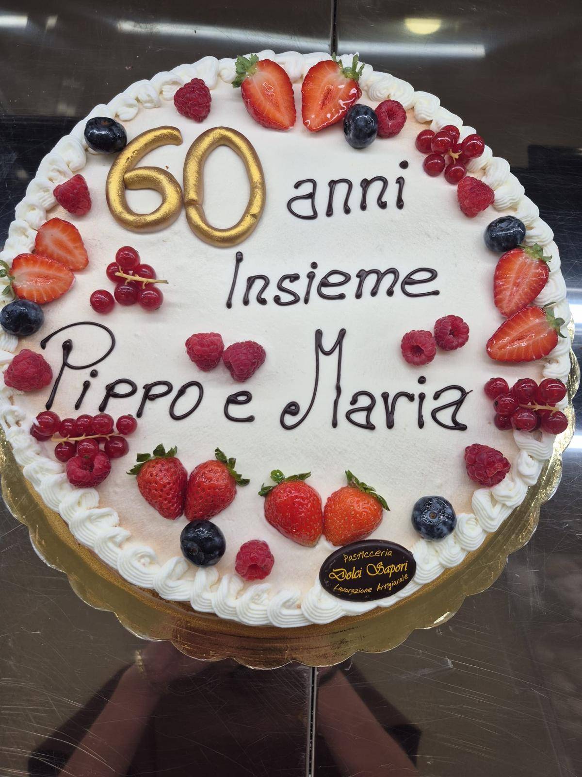 Pasticceria fresca con crema e fragole