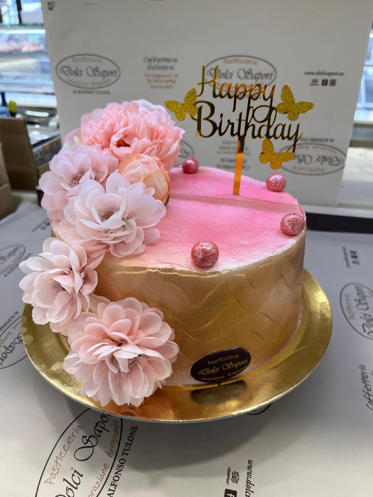 Torta nuziale a più piani con decorazioni floreali eleganti