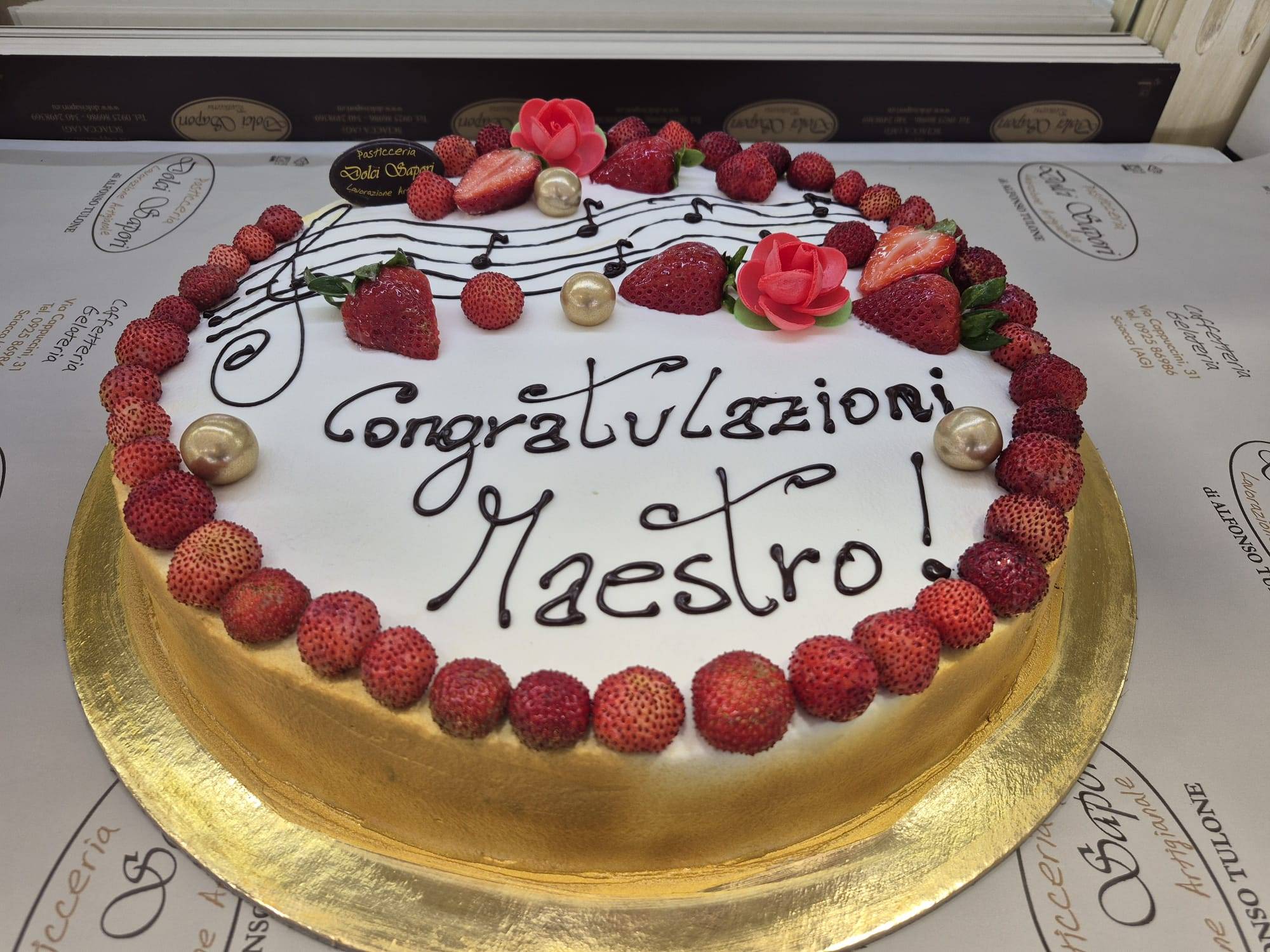 Cannoli siciliani artigianali con granella di pistacchio e canditi