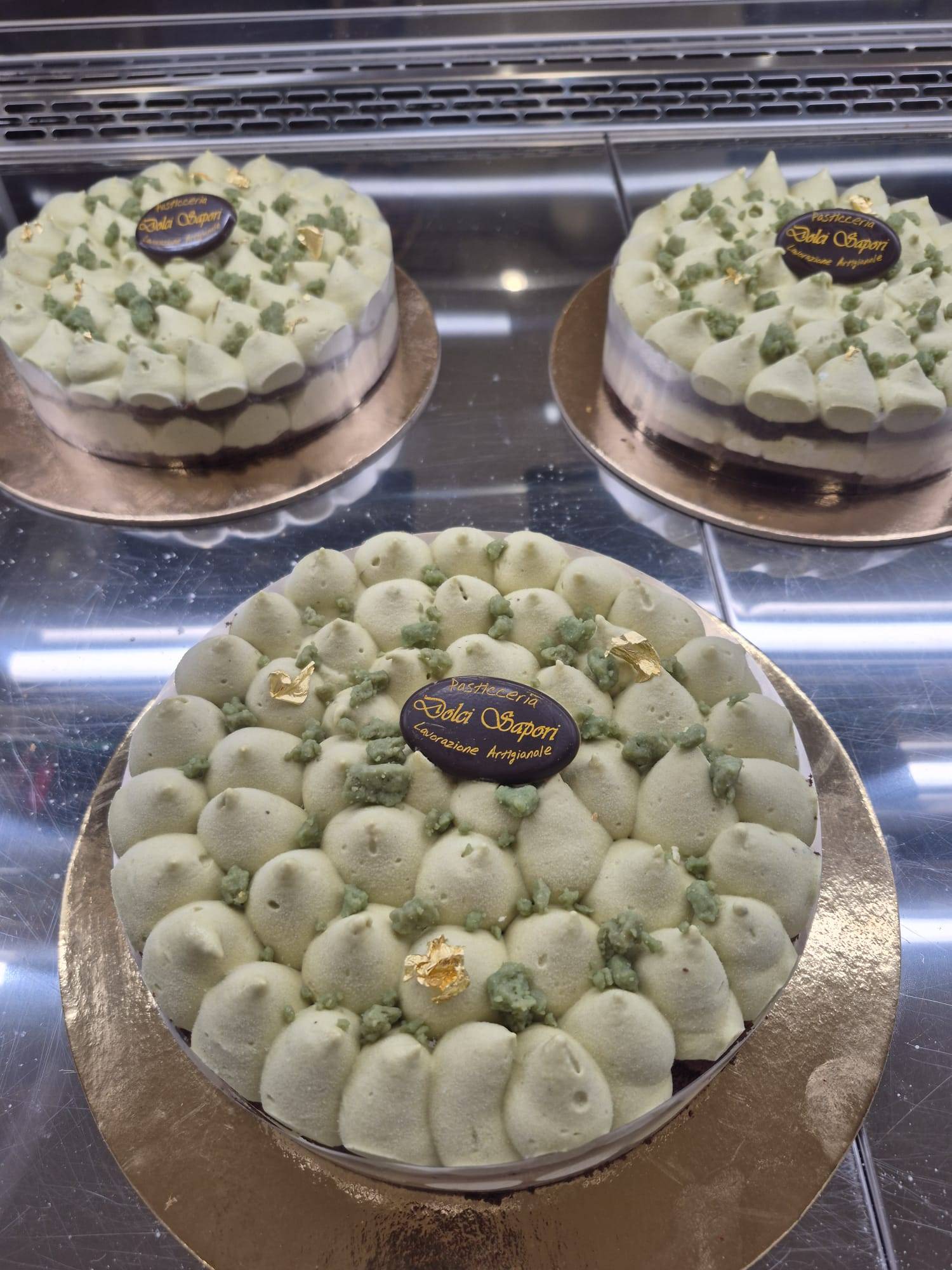 Cassata siciliana decorata con frutta candita e glassa reale