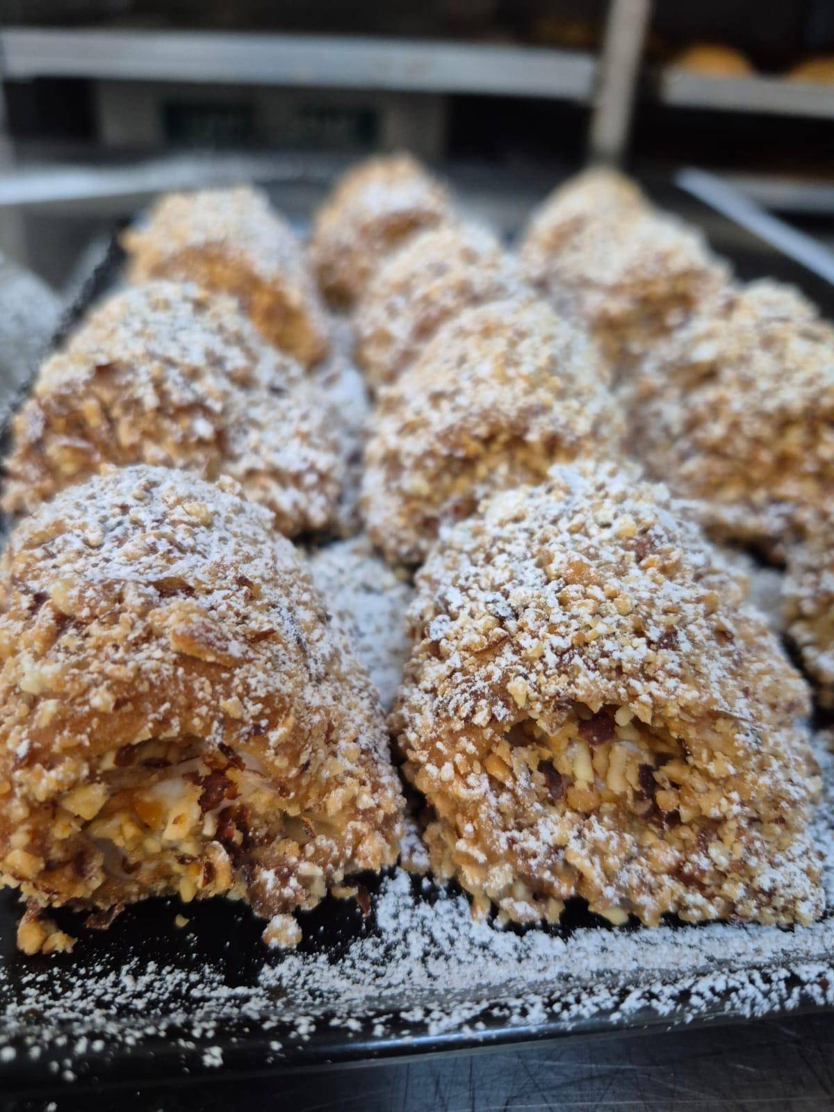 Torta di laurea con tocco e pergamena in pasta di zucchero