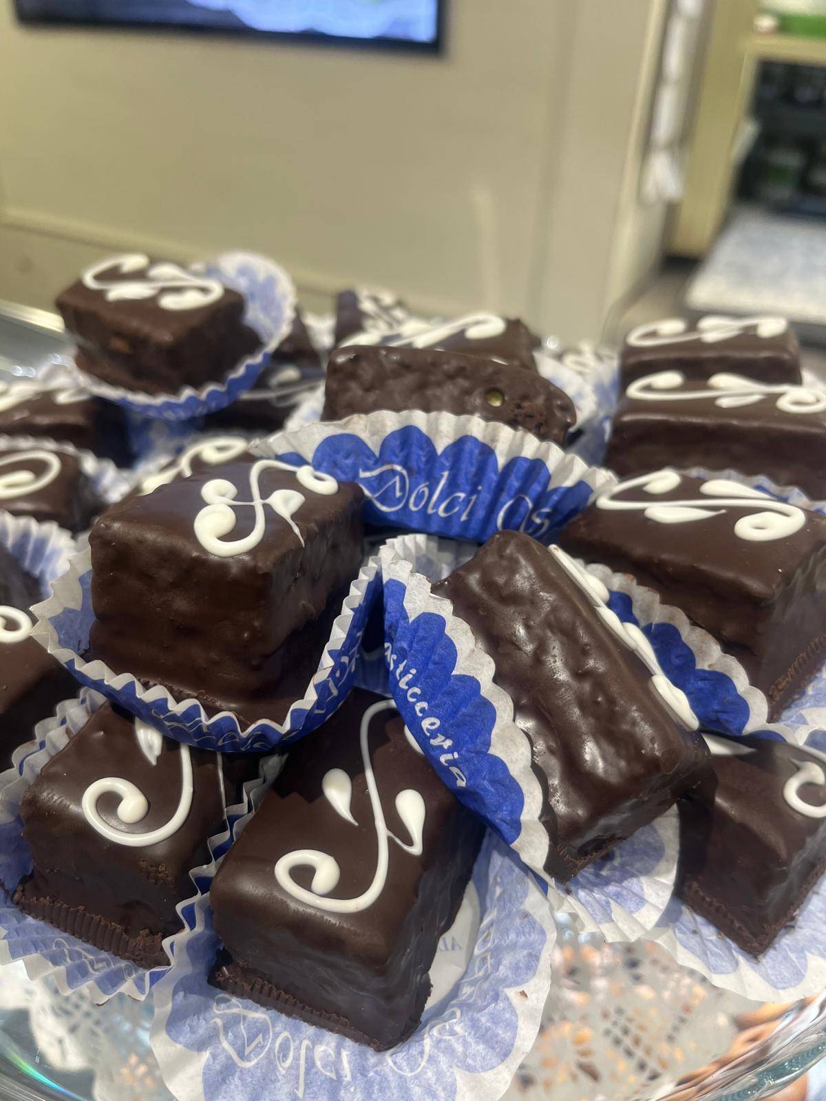Pasticceria mignon con crema pasticcera e frutti di bosco