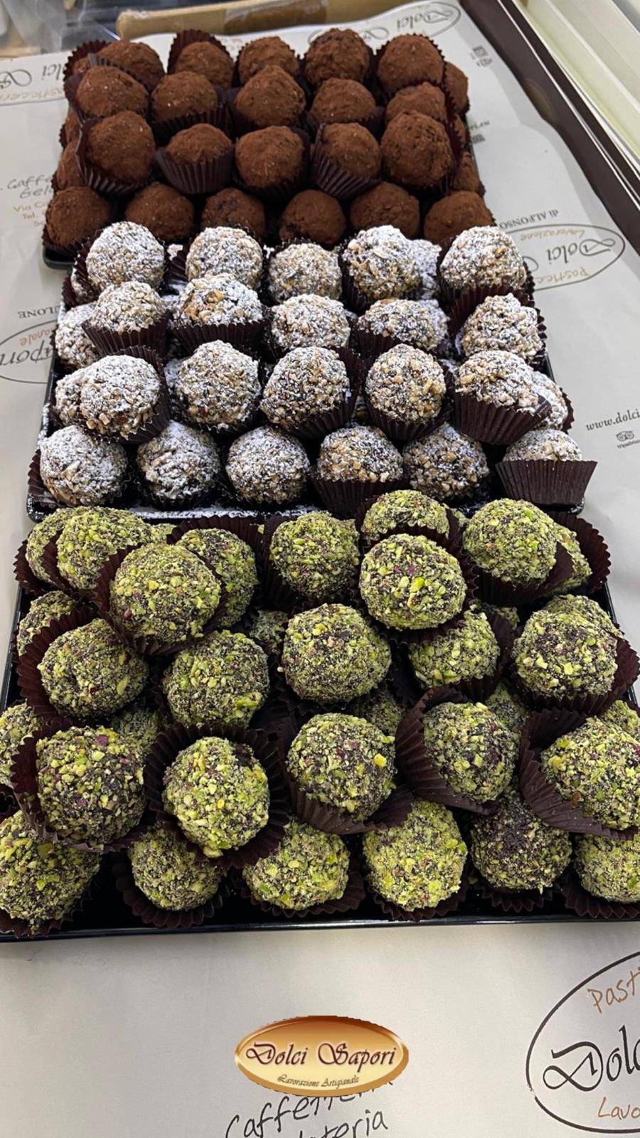 Dettaglio della farcitura di un cannolo con ricotta fresca