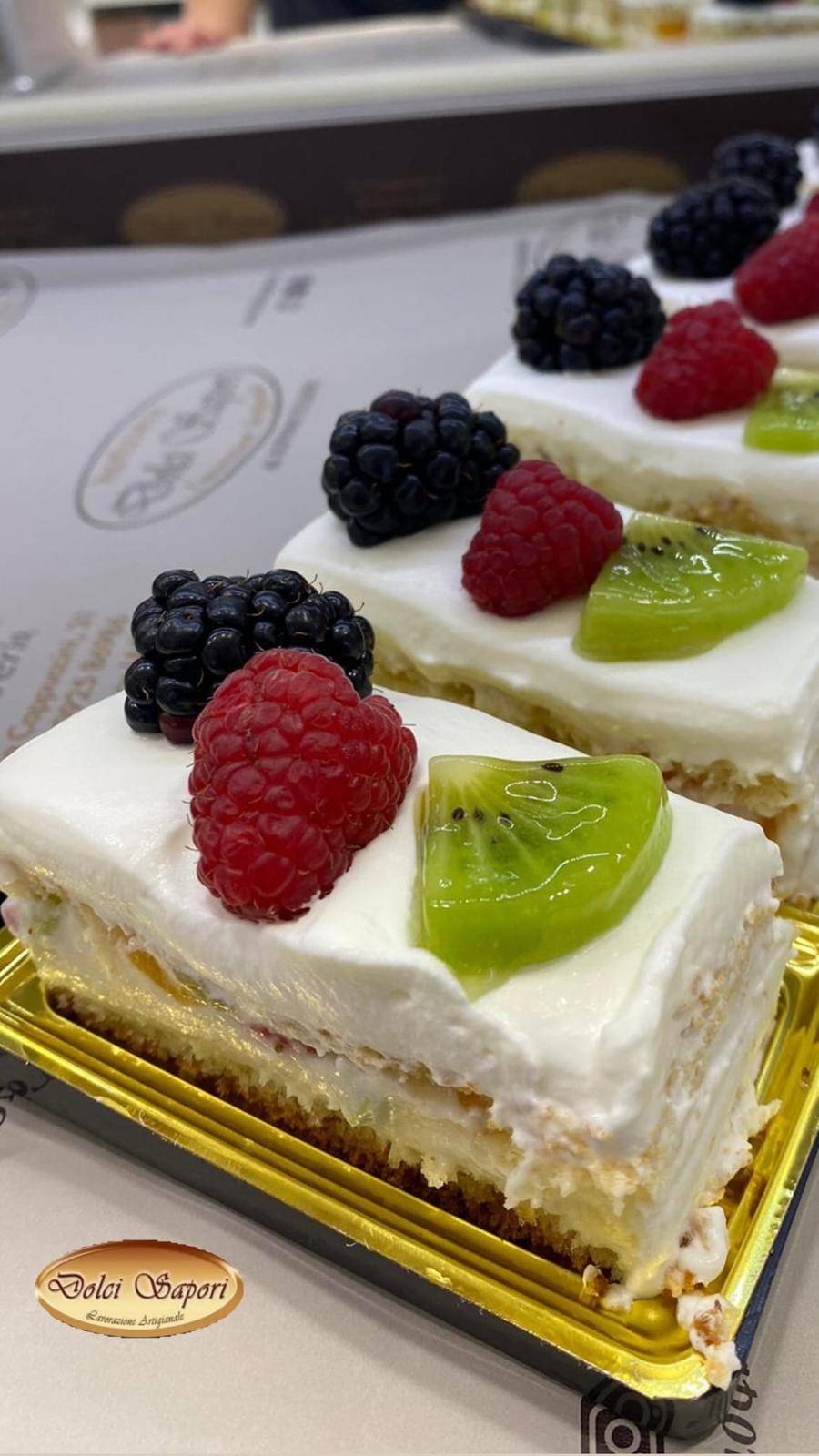 Torta a tema per battesimo con decorazioni azzurre