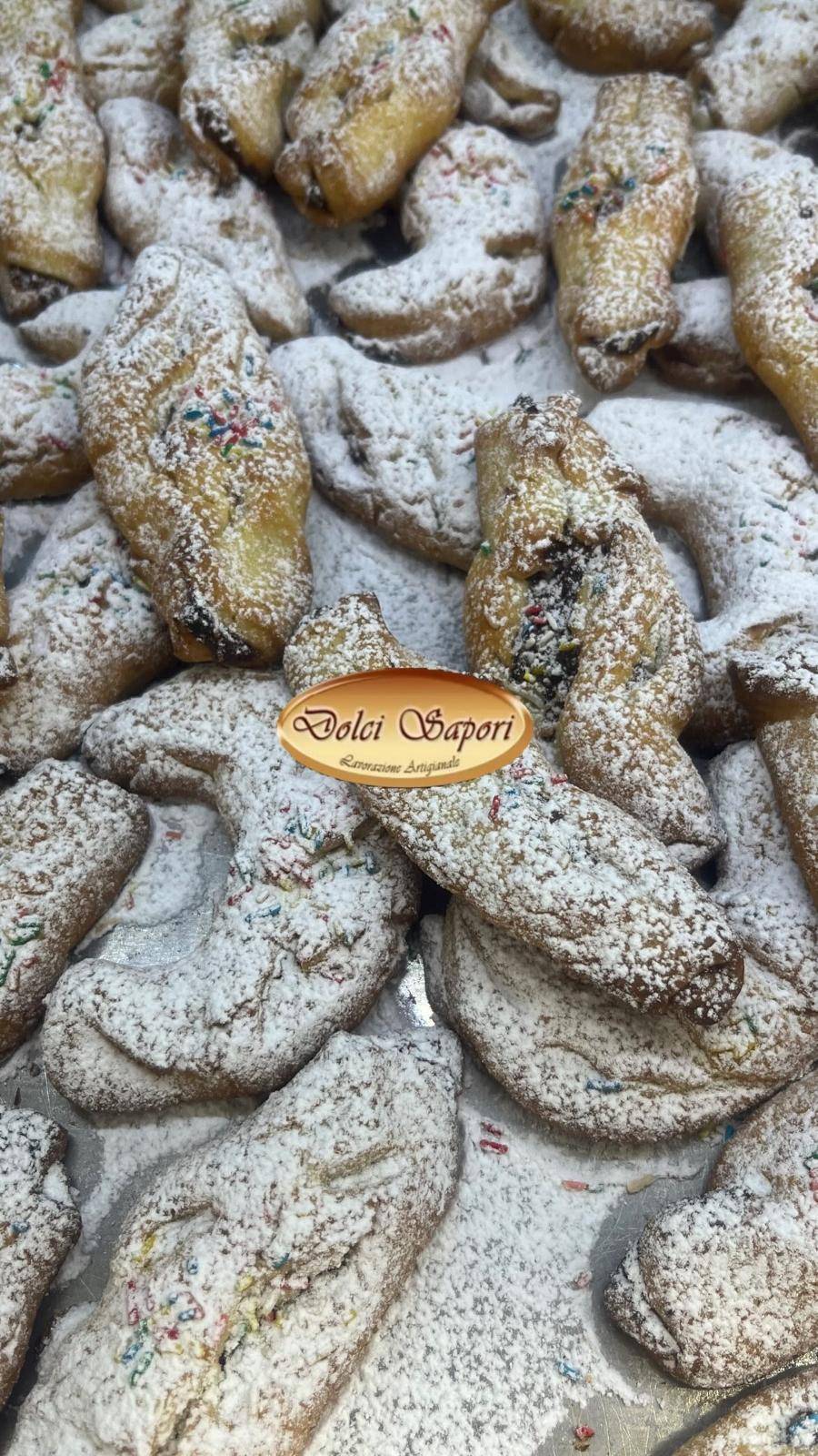 Biscotti di mandorla ricoperti di zucchero a velo